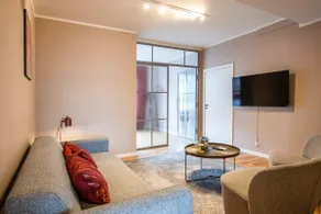 3 Bedrooms Lakeside Haven - Parking - Sleeps 8 - Image 3