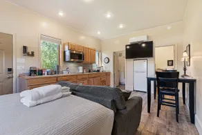 Downtown Retreat, Cozy Getaway! Studio for 2 - Image 3