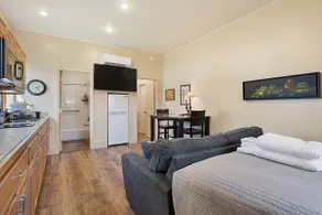 Downtown Retreat, Cozy Getaway! Studio for 2 - Image 4