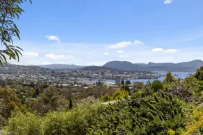 The View 2 bed unit with stunning Hobart outlook - Image 2