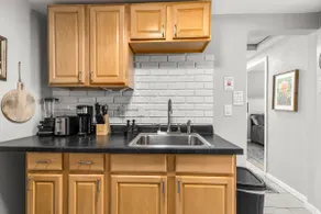 Great Location! 2BR - King Bed - Private Laundry - Image 2