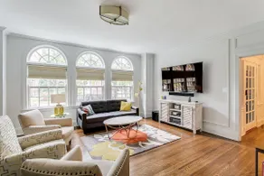 Gorgeous 3BR | Private Garden w/ Outdoor Dining! - Image 4