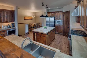 Old Mill Townhome Steps from River and Trails, Shops, Restaurants, Fireplace, A/C, Dog Friendly. - Image 4