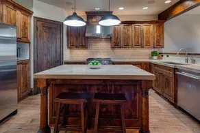Old Mill Townhome Steps from River and Trails, Shops, Restaurants, Fireplace, A/C, Dog Friendly. - Image 3