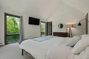 Epic Stratton Views & Hot Tub | En-Suite Bath Every Bedroom | 9 Min to Stratton - Image 4