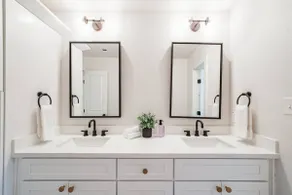 Rena | Home | Sleeps 8 | Yard | King Ensuite - Image 3