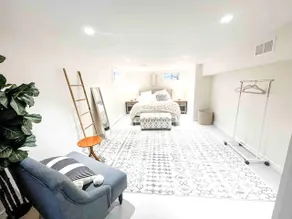 Spacious Studio with Pool Table - Image 3