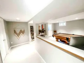 Spacious Studio with Pool Table - Image 5