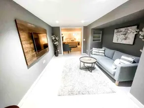 Spacious Studio with Pool Table - Image 2