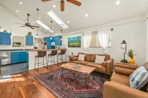 Vibrant Downtown Bungalow - Walk Everywhere! - Image 3