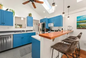 Vibrant Downtown Bungalow - Walk Everywhere! - Image 4