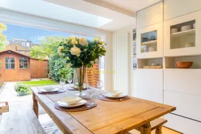 STYLISH 3 BED COTTAGE, WALK 2 ALL SIGHTS & HIGH ST - By Tempstay - Image 2