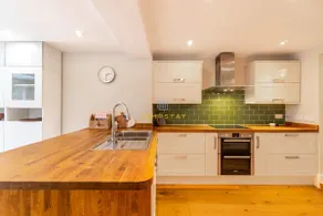 STYLISH 3 BED COTTAGE, WALK 2 ALL SIGHTS & HIGH ST - By Tempstay - Image 4