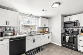 Warm & Comfy 2BR, Huge Backyard, Great Location! - Image 4