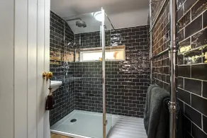 Cottage-Luxury-Ensuite with Bathtub-Garden View - Image 2