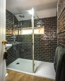 Cottage-Luxury-Ensuite with Bathtub-Garden View - Image 3
