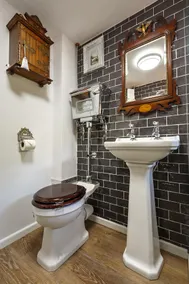 Cottage-Luxury-Ensuite with Bathtub-Garden View - Image 4