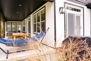 Stunning Modern Family Comfort Cottage Steps Away from Beach - Image 4