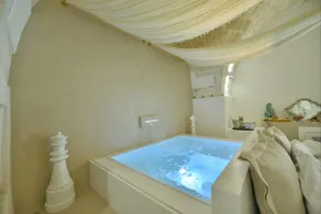 Eurydice Suite with Infinity Jacuzzi - Image 2