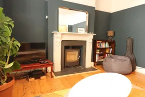 Bright Two Bedroom House with Parking and Garden - Image 2