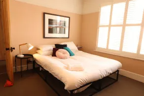 Bright Two Bedroom House with Parking and Garden - Image 3