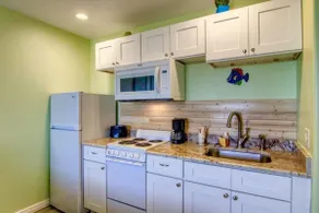 Beachgate Condo Suites - Queen Studio - Image 4