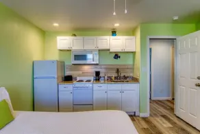 Beachgate Condo Suites - Queen Studio - Image 2