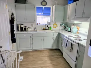 COZY-Quiet Cottage Pets Kitchen - Image 3