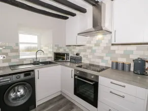 3 Bed Apartment with Hot Tub - Image 5