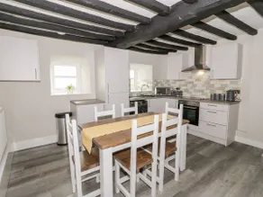 3 Bed Apartment with Hot Tub - Image 4