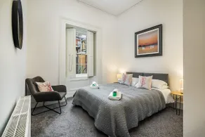 Renfrew Residence Central Glasgow 4-Bed Flat - Image 3