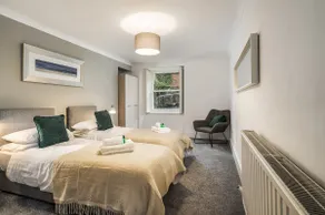 Renfrew Residence Central Glasgow 4-Bed Flat - Image 5