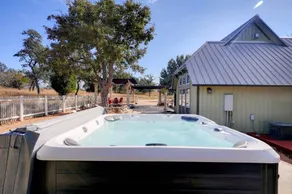Hill Country Cabin with hot tub and dog friendly - Image 4