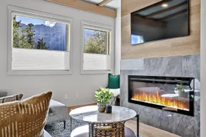 Ravens Crest Lodge - Stunning Views Perfectly Located on Main Street - Image 2