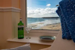 7 South Beach Court - Sea Front Apartment with Spectacular Sea Views - Image 4