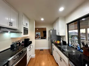 Hilltop Penthouse Cottage with Sweeping Views - Image 3