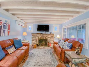 Iconic Lakefront Cottage with Hot Tub and Dock Pet friendly - Image 3
