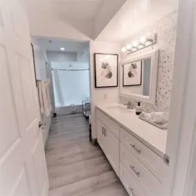 Remodeled 2 bedroom condo- right by the beach! - Image 5