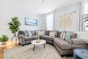 Charming Secluded Courtyard - 1 BLOCK TO KING - Image 4