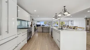 Hampton on the Beach - Stunning Beach Front, Sleeps 8 - Image 5