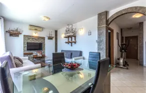 Awesome Apartment In Duce With Wifi - Image 4