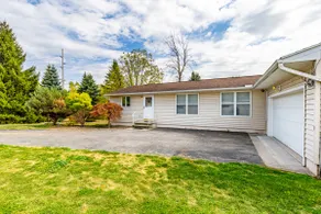 Sunny Home in Private Setting - Image 5