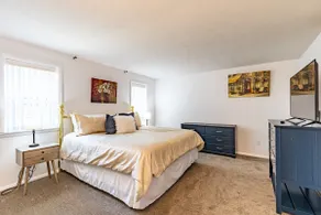 Sunny Home in Private Setting - Image 4