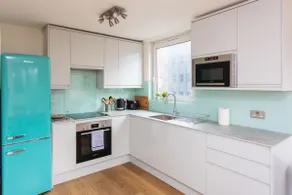 Spacious Central 3 Bedroom Apartment in Old Street - Image 3