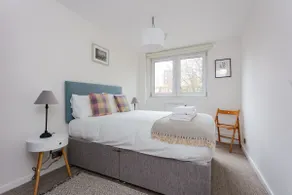 Spacious Central 3 Bedroom Apartment in Old Street - Image 4