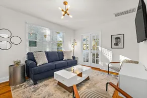 Private Uptown Flat - Walk to Nights of Lights! - Image 4