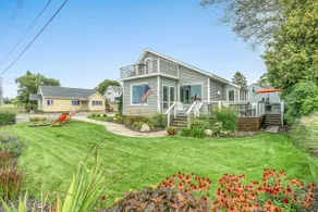 Chic Manistee Cottage: Steps to Lake Michigan! - Image 3