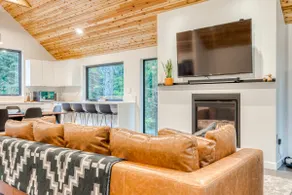 Sleek Modern Home in Town with Forest Views Fire Table WiFi - Walk to Skiing - Image 4