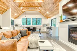 Sleek Modern Home in Town with Forest Views Fire Table WiFi - Walk to Skiing - Image 5