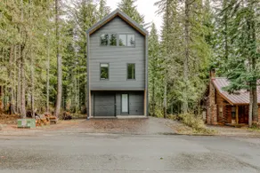 Sleek Modern Home in Town with Forest Views Fire Table WiFi - Walk to Skiing - Image 3